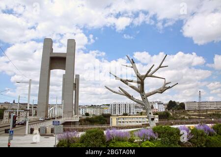 Stadtbild der Stadt Brest zeigt die Pont de Recouvrance ist eine vertikale Lift-Brücke in Brest, Bretagne, Frankreich, über den Fluss Penfeld. Stockfoto