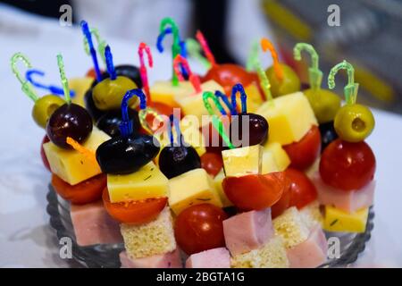 Ein Salat sortiert, auf Plastikstäbchen Gemüse und Käse. Stockfoto