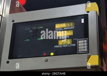 Bildschirm für die Gaspumpe während des Betankens, der die Gesamtmenge, Liter und den Preis pro Liter anzeigt. Stockfoto