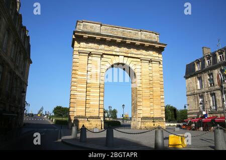 Porte d'Aquitaine ist ein historischer Bogen auf dem Place de la Victoire. Es liegt am Ende der Rue de Catherine, der Einkaufsstraße. Bordeaux, Frankreich. Stockfoto