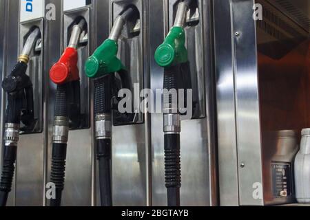 Bunte Zapfventile für die Benzinpumpe. Tankstelle in einem Dienst. Stockfoto