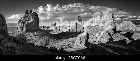Die Trona Pinnacles sind ein ungewöhnliches geologisches Merkmal im California Desert National Conservation Area. Stockfoto