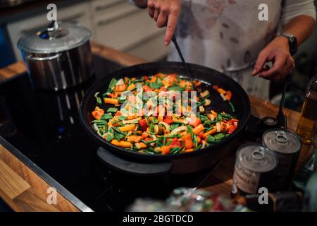 Hausgemachte gekochte Thai Red Curry Garnelen mit Reis, Schneerbsen, rote Paprika und Karotten. Köstliche Huhn Curry Paste Mahlzeit, Kochen in der Küche von mir Stockfoto