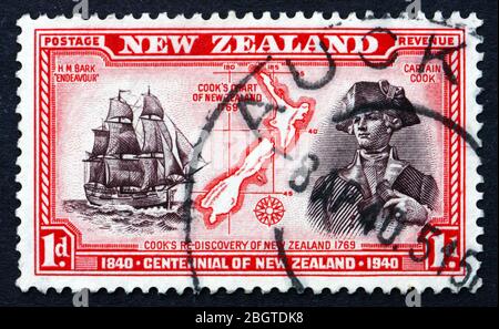 NEUSEELAND - UM 1940: Eine in Neuseeland gedruckte Briefmarke zeigt Captain Cook, seine Karte von Neuseeland, 1769, H.M.S. Endeavour, um 1940 Stockfoto