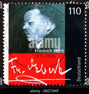 DEUTSCHLAND - UM 2000: Eine in Deutschland gedruckte Briefmarke zeigt Friedrich Ebert, den Präsidenten des Deutschen Reiches, den ersten deutschen Präsidenten von 1919 bis Stockfoto