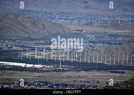 Windmühlen im Tal unten Stockfoto