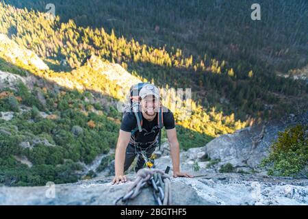 Mann lächelt, während er auf die Ostkanten El capitan schaut Stockfoto