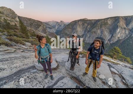 Drei Wanderer auf dem Gipfel des El Capitan im Yosemite Valley bei Sonnenuntergang Stockfoto