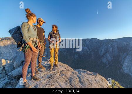 Drei Wanderer auf dem Gipfel des El Capitan im Yosemite Valley bei Sonnenuntergang Stockfoto