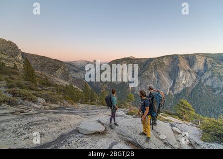 Drei Wanderer betrachten Half Dome vom El Capitan Sonnenuntergang Yosemite Stockfoto