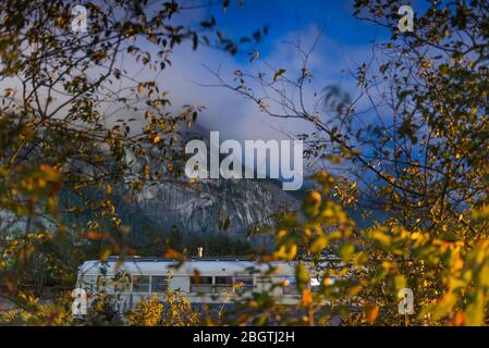 Umgebauter Schulbus parkte nachts vor dem Berg in Squamish Stockfoto