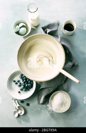 Buttermilch Heidelbeer Pfannkuchen mit Zutaten zubereiten Stockfoto