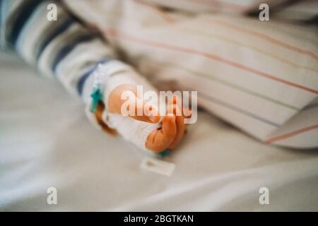 Baby Kind Hand mit IV krank im Krankenhaus mit einem Virus Coronavirus Stockfoto