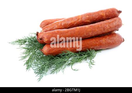 Geräucherte dünne Würste mit Dill, isoliert auf weiß Stockfoto