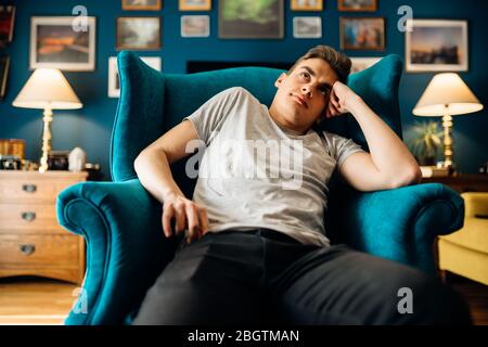Gestresst traurigen Mann in schlechter Stimmung überdenken Problems.Bored zu Hause bleiben.Quarantäne psychische Gesundheit effect.Social Distanzierung Einsamkeit.emotional challe Stockfoto