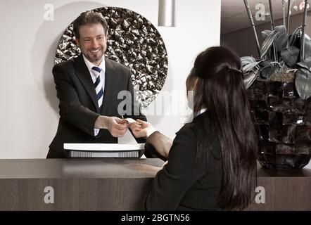 Geschäftsfrau, die im Hotel in den Niederlanden eincheckt Stockfoto