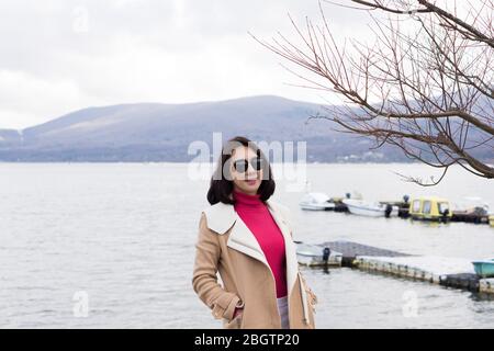 See Kawaguchiko nördlich des Fujiyama. Der Fuji ist auch als Fujiyama oder Fujisan bekannt, der höchste Berg Japans, ist ein aktiver Vulkan. Stockfoto