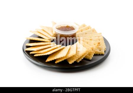 Keks mit Ananasmarmelade auf weißem Hintergrund