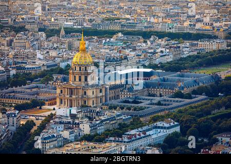 Antenne mit Les Invalides in Paris, Frankreich. Dämmerung Luftbild von Paris, Frankreich vom Tour Montparnasse und Les Invalides. Schöne Les Inva Stockfoto