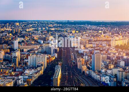 Blick von oben auf die Skyline von Paris von oben. Wahrzeichen der Europäischen Megapolis mit Bahnhof von Vaugirard-Belt. Blick aus der Vogelperspektive vom Observation Deck o Stockfoto