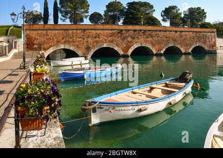 Blick auf die alte Brücke Ponte dei Voltoni (16. jh.) auf dem Kanal in der Altstadt von Peschiera del Garda, UNESCO-Stätte W. H., Verona, Venetien, Italien Stockfoto