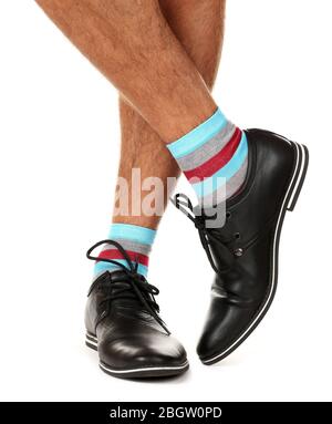 Herrenbein im Anzug und bunte Socken, isoliert auf weiß Stockfoto