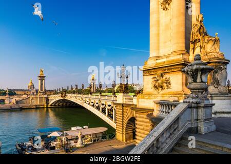 Pont Alexandre III Brücke über Fluss Seine in der sonnigen Sommermorgen. Brücke mit verzierten Jugendstil Lampen und Skulpturen dekoriert. Die Alexander I Stockfoto