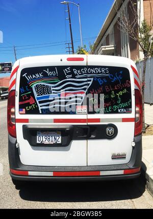 Geparktes Auto mit Kunstwerken, die die Ersthelfer in der weltweiten Pandemie des Corona Virus unterstützen Stockfoto