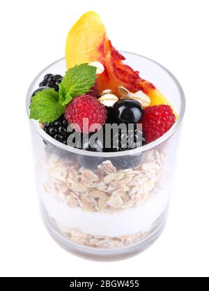 Gesundes Frühstück: Joghurt mit frischem Obst, Beeren und Müsli wird in Glas serviert, isoliert auf Weiß Stockfoto