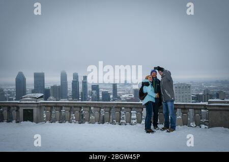 MONTREAL, KANADA - JANUAR 25: Drei Menschen, die am Januar in Montreal unter dem Schnee ein Foto von sich machen, Quebec, Montreal, Kanada Stockfoto