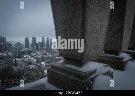 MONTREAL, KANADA - JANUAR 25: Die Stadt Montreal unter dem Schnee, Quebec, Montreal, Kanada am 25. Januar 2017 in Montreal, Kanada. Stockfoto