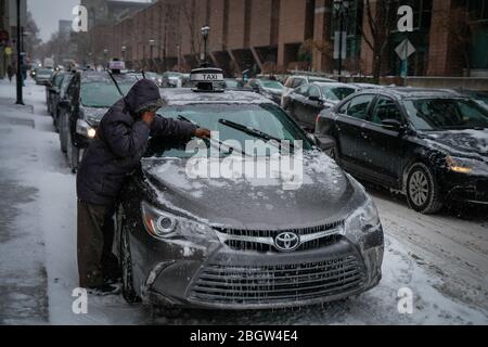 MONTREAL, KANADA - JANUAR 24: Ein Mann enteisung seiner Windschutzscheibe in der Stadt Montreal unter dem Schnee, Quebec, Montreal, Kanada am 24. Januar 2017 in M Stockfoto