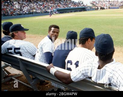 Yankees Rickey Henderson, Dritter von links, mit Teamkollegen und Trainern am 11. März 1989 in der Frühjahrstrainingsanlage in St. Petersburg, Florida. Foto von Francis Specker Stockfoto