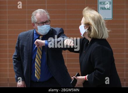 St. Louis, Usa. April 2020. Die Bürgermeisterin von St. Louis, Lyda Krewson, stößt die Ellbogen mit den Klinikbeamten vor einer Führung durch ein neues Coronavirus-Testzentrum im Affinia Health Care, in St. Louis am Mittwoch, den 22. April 2020. Das neue Testzentrum befindet sich in einer einkommensschwachen Nachbarschaft, wo Menschen ohne Auto für einen Covid-19-Test aufsteigen können und nicht im Auto sein müssen. Foto von Bill Greenblatt/UPI Quelle: UPI/Alamy Live News Stockfoto