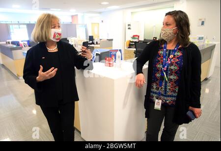 St. Louis, Usa. April 2020. Die Bürgermeisterin von St. Louis, Lyda Krewson, (L), spricht mit der Chief Medical Officer, Dr. Melissa Tepe, während einer Führung durch ein neues Coronavirus-Testzentrum im Affinia Health Care, in St. Louis am Mittwoch, 22. April 2020. Das neue Testzentrum befindet sich in einer einkommensschwachen Nachbarschaft, wo Menschen ohne Auto für einen Covid-19-Test aufsteigen können und nicht im Auto sein müssen. Foto von Bill Greenblatt/UPI Quelle: UPI/Alamy Live News Stockfoto