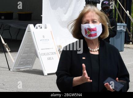 St. Louis, Usa. April 2020. Die Bürgermeisterin von St. Louis, Lyda Krewson, trägt die Flagge von St. Louis auf ihrer Gesichtsmaske und spricht am Mittwoch, den 22. April 2020, mit Krankenschwestern in einem neuen Coronavirus-Testzentrum im Affinia Health Care in St. Louis. Das neue Testzentrum befindet sich in einer einkommensschwachen Nachbarschaft, wo Menschen ohne Auto für einen Covid-19-Test aufsteigen können und nicht im Auto sein müssen. Foto von Bill Greenblatt/UPI Quelle: UPI/Alamy Live News Stockfoto