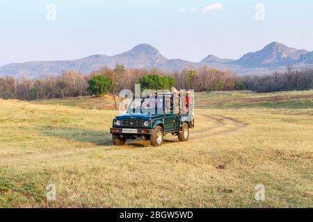 Wildtierbeobachtung von einem Zigeunersafari-Fahrzeug, Satpura Tiger Reserve (Satpura Nationalpark), Hoshangabad Bezirk, Madhya Pradesh, Zentralindien Stockfoto
