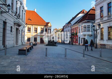 Straßenszene in Györ, Ungarn, einer Großstadt zwischen Wien und Budapest im westlichen Transdanubien. Stockfoto