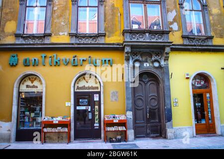 Alte Buchhandlung in einem gelben historischen Gebäude in Györ, Ungarn, einer großen Stadt zwischen Wien und Budapest im westlichen Transdanubien. Stockfoto