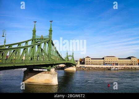 Freiheitsbrücke (oder Freiheitsbrücke), die Buda und Pest über die Donau im südlichen Stadtzentrum von Budapest, der Hauptstadt Ungarns, verbindet. Stockfoto