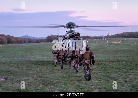 CAYLUS, FRANKREICH - NOVEMBER 15: Französische, britische und amerikanische Fallschirmjäger trainieren gemeinsam in Südfrankreich für die Falcon Amarante Mission mit einem h Stockfoto