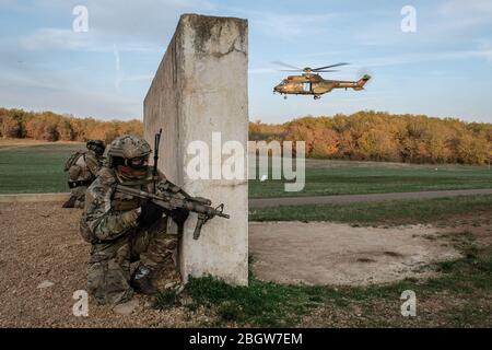 CAYLUS, FRANKREICH - NOVEMBER 15: Französische, britische und amerikanische Fallschirmjäger trainieren gemeinsam in Südfrankreich für die Falcon Amarante Mission mit einem h Stockfoto