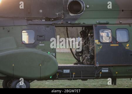 CAYLUS, FRANKREICH - NOVEMBER 15: Französische, britische und amerikanische Fallschirmjäger trainieren gemeinsam in Südfrankreich für die Falcon Amarante Mission, Occitani Stockfoto