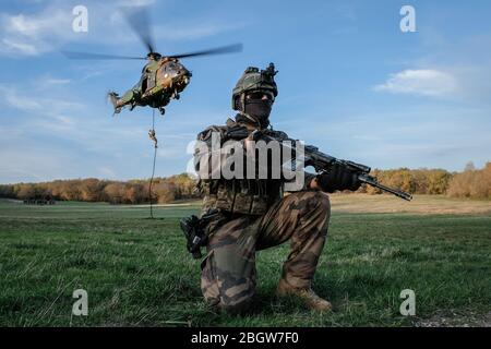 CAYLUS, FRANKREICH - NOVEMBER 15: Französische, britische und amerikanische Fallschirmjäger trainieren gemeinsam in Südfrankreich für die Falcon Amarante Mission mit einem h Stockfoto