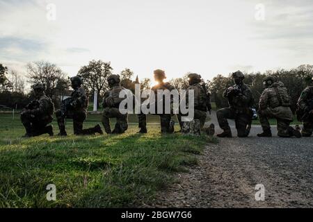 CAYLUS, FRANKREICH - NOVEMBER 15: Französische, britische und amerikanische Fallschirmjäger trainieren gemeinsam in Südfrankreich für die Falcon Amarante Mission, Occitani Stockfoto