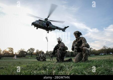 CAYLUS, FRANKREICH - NOVEMBER 15: Französische, britische und amerikanische Fallschirmjäger trainieren gemeinsam in Südfrankreich für die Falcon Amarante Mission mit einem h Stockfoto