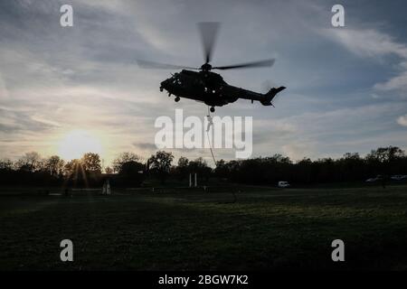 CAYLUS, FRANKREICH - NOVEMBER 15: Französische, britische und amerikanische Fallschirmjäger trainieren gemeinsam in Südfrankreich für die Falcon Amarante Mission, Occitani Stockfoto