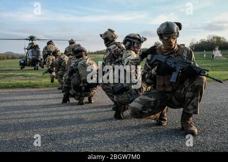 CAYLUS, FRANKREICH - NOVEMBER 15: Französische, britische und amerikanische Fallschirmjäger trainieren gemeinsam in Südfrankreich für die Falcon Amarante Mission mit einem h Stockfoto