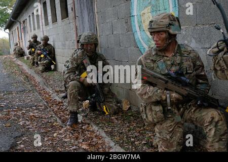 CAYLUS, FRANKREICH - NOVEMBER 15: Französische, britische und amerikanische Fallschirmjäger trainieren gemeinsam in Südfrankreich für die Falcon Amarante Mission, Occitani Stockfoto