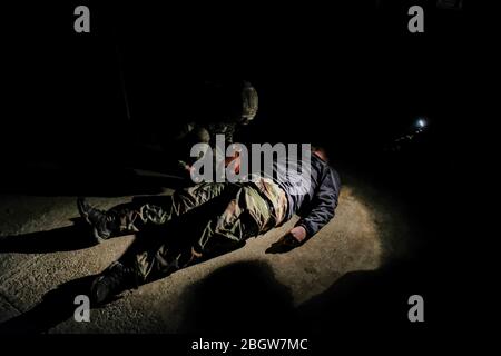 CAYLUS, FRANKREICH - NOVEMBER 15: Französische, britische und amerikanische Fallschirmjäger trainieren in der Nacht in Südfrankreich für den Falcon Amarante Stockfoto